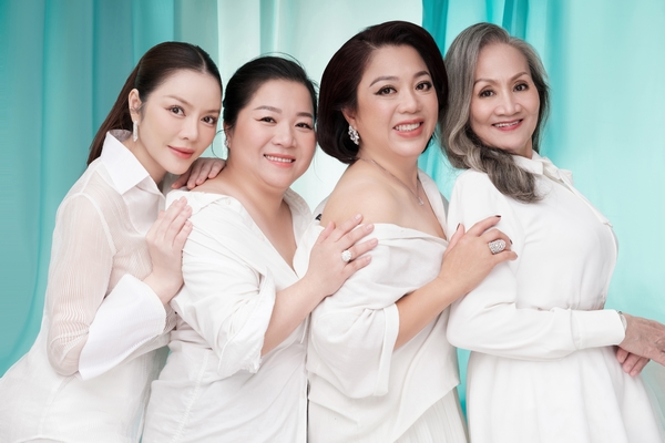 Lý Nhã Kỳ khoe nhan sắc bên mẹ ruột và hai chị gái