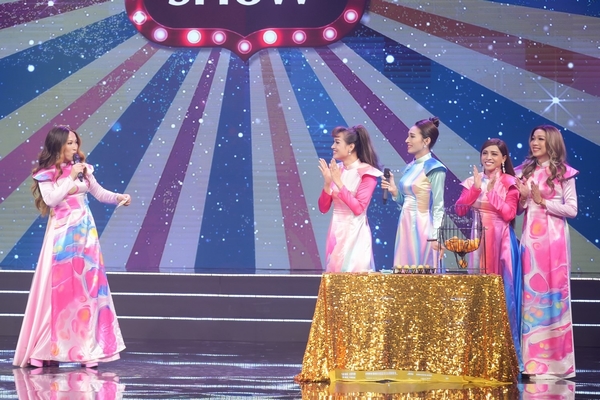 Ca sĩ bí ẩn: Lộ Lộ xuất hiện, mang cả đoàn lô tô lên sân khấu