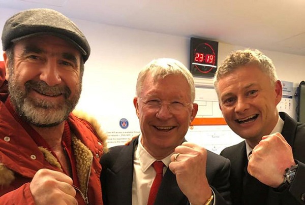 Hai huyền thoại Sir Alex và Cantona bất ngờ ‘cùng quậy’ trong phòng thay đồ của MU