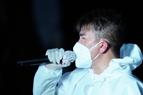 Đàm Vĩnh Hưng hát và tặng 300 triệu cho bệnh viện dã chiến Thủ Đức 