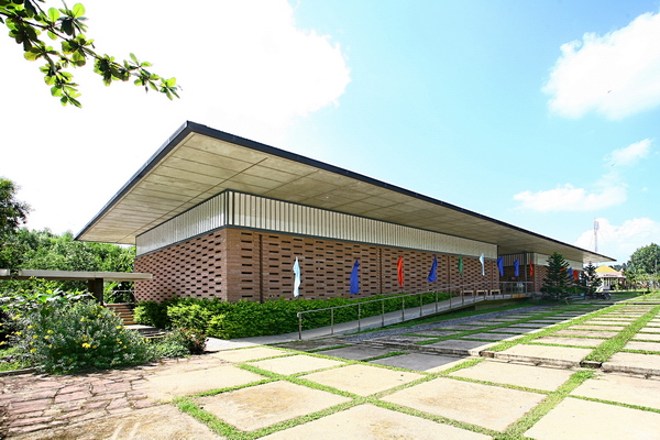 Thăm Nhà trưng bày di tích Mỹ Sơn