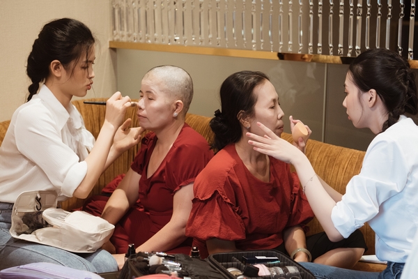 Thí sinh ‘Miss World Vietnam 2023’ làm đẹp cho bệnh nhân ung thư