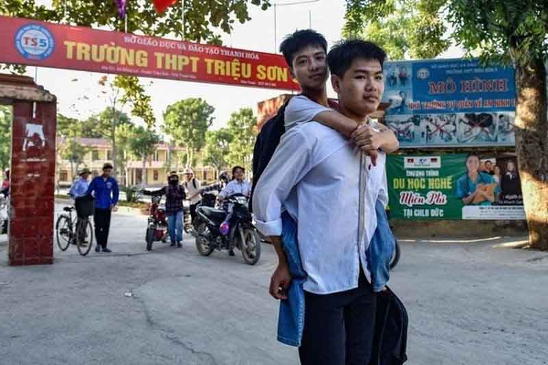 Nam sinh 10 năm cõng bạn: Em không muốn vào trường bằng cơ hội đặc cách!
