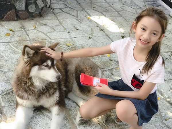 Con gái Ngọc Diễm lấy tiền lì xì mua thú cưng