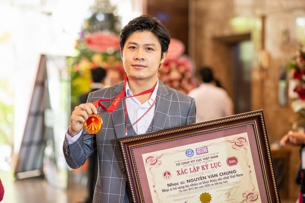 Nhạc sĩ Nguyễn Văn Chung ghi tên vào ‘kỷ lục Việt Nam’
