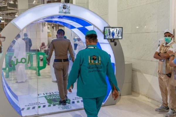 Nhà thờ Hồi giáo lắp cổng khử khuẩn để phòng Covid-19