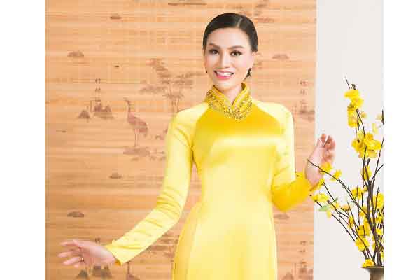 Nữ hoàng sắc đẹp Trần Huyền Nhung dịu dàng sắc xuân bên tà áo dài truyền thống