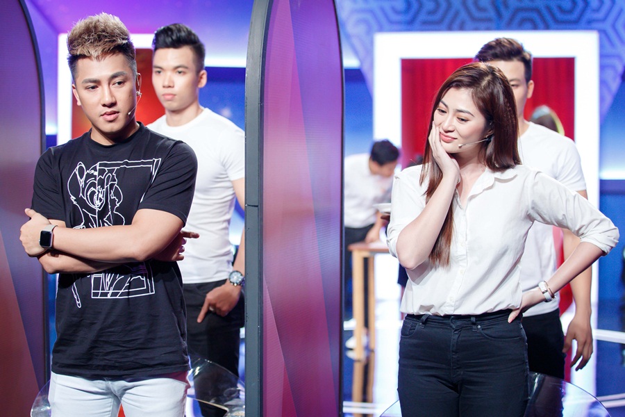 Châu Khải Phong bất lực vì bị tạt sơn trên sân khấu