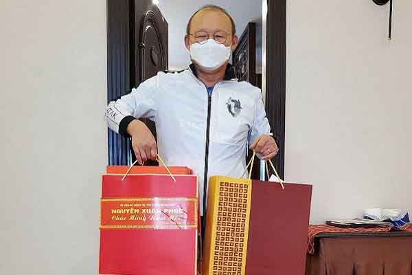 HLV Park Hang-seo xúc động, tự hào khi nhận quà và lời chúc tết từ Thủ tướng