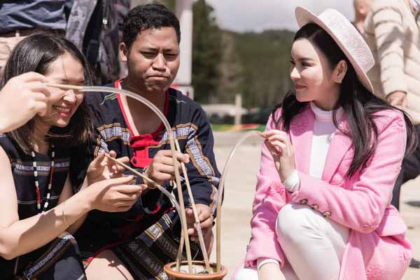 Lý Nhã Kỳ dự tiệc cưới truyền thống người K’Ho