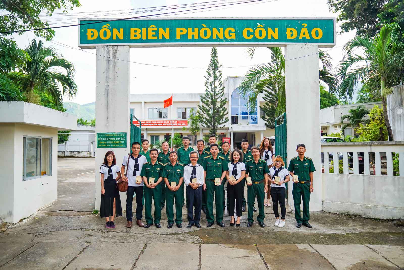 Sách quý đến với cán bộ, chiến sĩ, thanh niên và học sinh huyện Côn Đảo