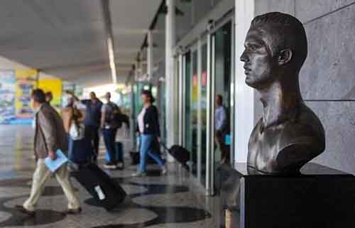 Sân bay quê nhà thay tượng Ronaldo sau cú hattrick ở World Cup