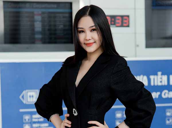 Ngân Anh lặng lẽ đi thi quốc tế, chỉ có mẹ đưa ra sân bay