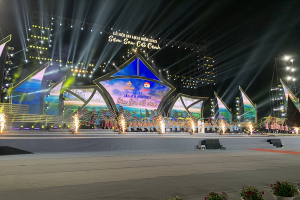 Lễ hội du lịch biển Sầm Sơn 2021 hút hàng ngàn du khách