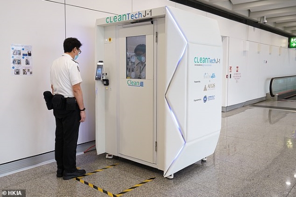 Sân bay đầu tiên trên thế giới có buồng khử khuẩn toàn thân