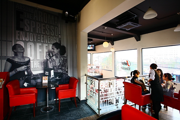Quán cà phê đẹp cuốn hút với hòa sắc đen – trắng – đỏ