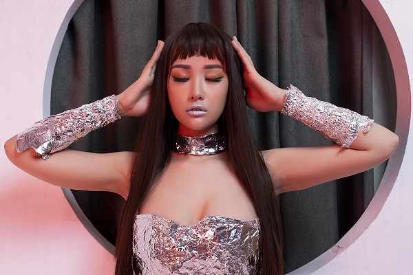 DJ Sunny tung bộ ảnh độc đáo, bắt trend ‘giấy bạc’ bảo vệ môi trường