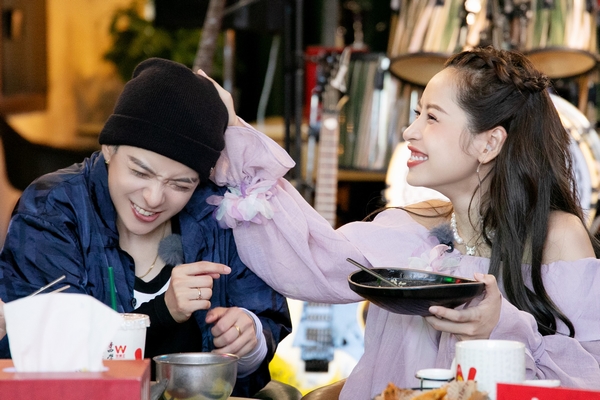 Chi Pu và Amber vừa hội ngộ, các tỷ tỷ chỉ biết ‘bất lực’ vì quá ‘quậy’