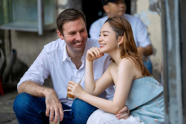 Lan Phương và chồng Tây ngọt ngào trên phố