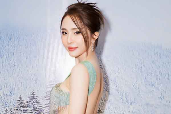 ‘Cá sấu chúa’ Quỳnh Nga đốt cháy thảm đỏ ‘Tuần lễ thời trang Quốc tế Việt Nam’