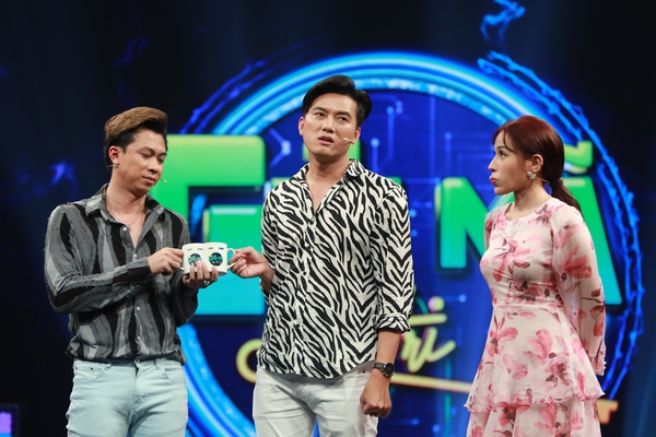 Hồ Việt Trung mâu thuẫn Hứa Minh Đạt, Quách Ngọc Tuyên không nhìn mặt