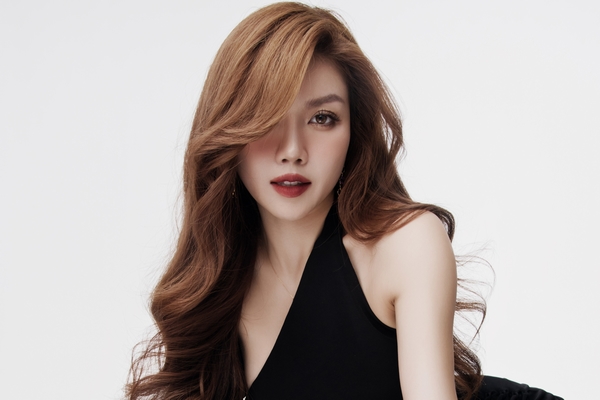 Trang Pháp đánh dấu sự trở lại với hình ảnh mới, sẵn sàng ‘đạp gió rẽ sóng’