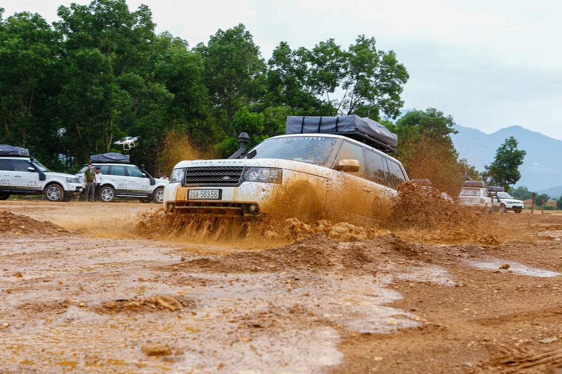 Dàn xe chở sách quý đua tài leo dốc, vượt lầy ở Đồng Mô