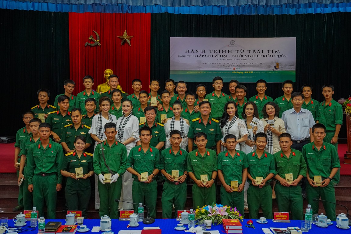 ​​​​​​​Hơn 12.000 cuốn sách quý đổi đời đến với chiến sỹ Sư Đoàn 5 – Quân khu 7