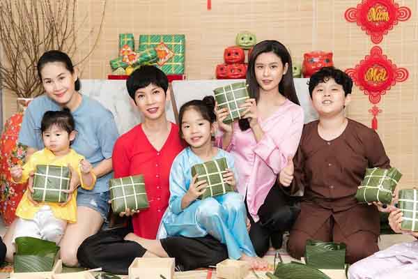Trương Quỳnh Anh, Xuân Lan và Thân Thúy Hà cùng các con gói bánh chưng