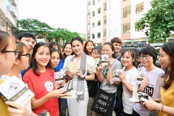 Á hậu Huyền My: Sách quý là người thầy vĩ đại đối với mọi người