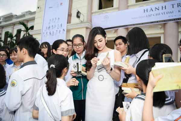 Á hậu Tú Anh: “Sách là động lực để biến ước mơ thành hiện thực”