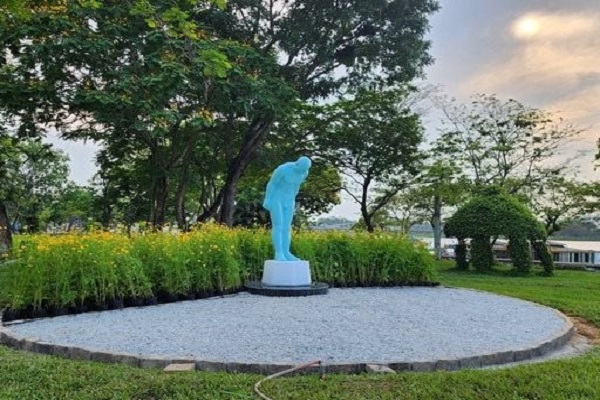 Huế: Tượng “Người đàn ông cúi chào” được đặt ven bờ sông Hương