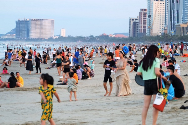 Thêm 2 ca dương tính COVID-19 ở Hà Tĩnh, trong đó có 1 ca do tắm biển chung