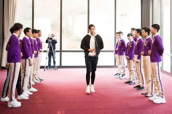 Nam Vương thế giới Ngọc Tình ‘thả dáng’ cùng thí sinh Mr & Ms International Business trước đêm chung kết