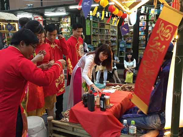 Chiều mùng 3 tết, thả thơ tại Đường sách TP.HCM