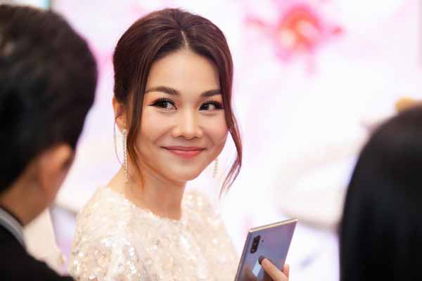 Thanh Hằng khoe nụ cười “đắt giá”