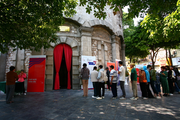 Xếp hàng dài chờ tham quan triển lãm trong Tháp nước Hàng Đậu