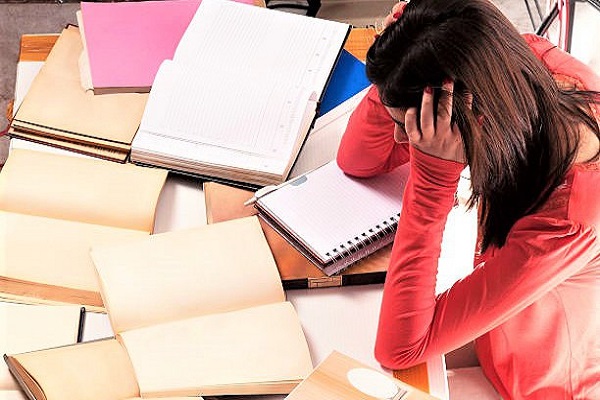 GIúp con vượt qua áp lực của việc điểm thi không cao, cha mẹ cần làm gì?