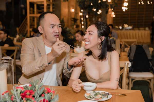 Tiến Luật chăm bẵm Thu Trang như nữ hoàng ở sự kiện