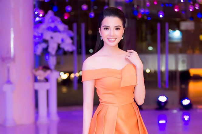 Huỳnh Thúy Vi gợi cảm đọ sắc cùng Hoàng Yến Chibi