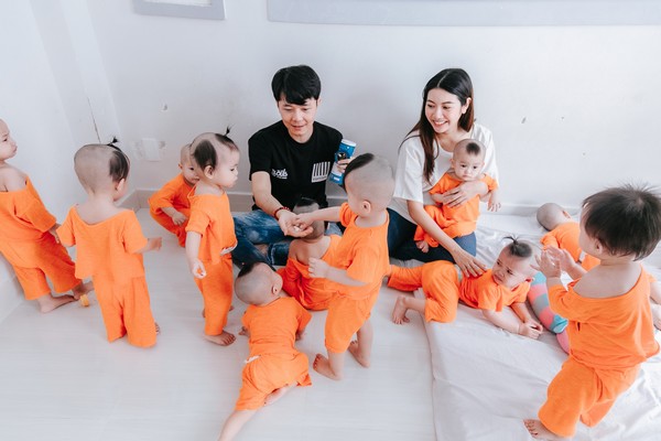 Á hậu Thuý Vân bế ‘bụng bầu vượt mặt’ đi từ thiện mùa Trung thu