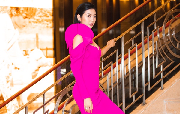 Thúy Vân mặc hai váy gợi cảm đi ghi hình