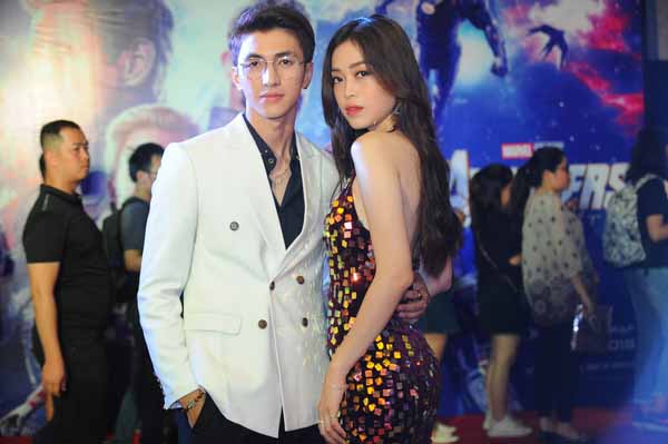 Tiến Luật hạnh phúc ra mặt khi Thu Trang chỉnh sửa trang phục trong tiệc cưới