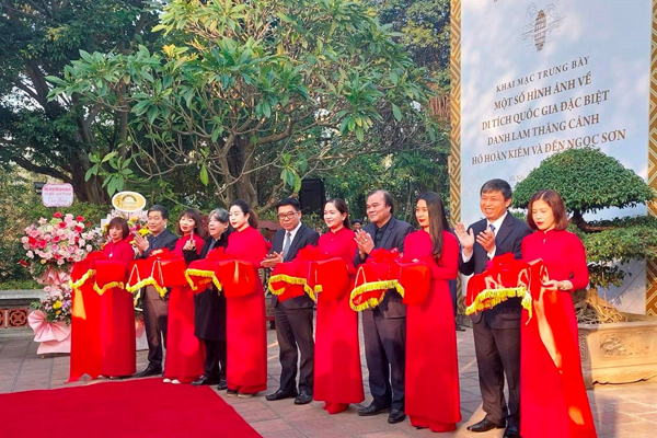 Trưng bày những hình ảnh tư liệu lịch sử về hồ Hoàn Kiếm và đền Ngọc Sơn