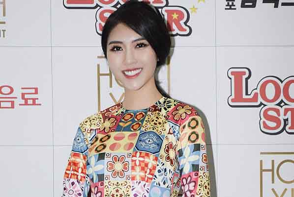 Hoa hậu Tường Linh nền nã trong tà áo dài tại Hàn Quốc