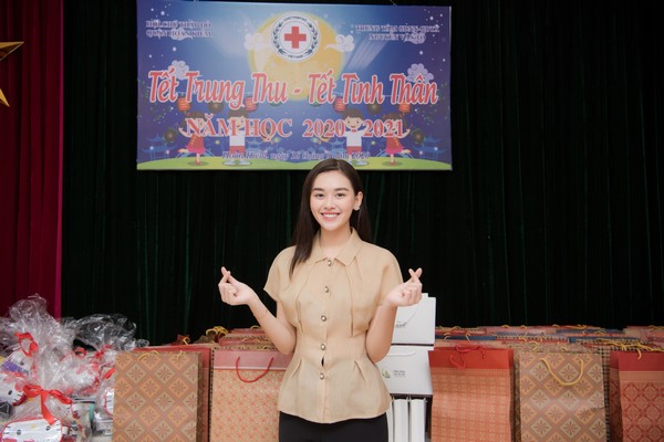 Á hậu Tường San giản dị, phát quà Trung thu cho trẻ em nghèo