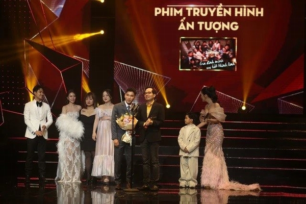 ‘Gia đình mình vui bất thình lình’ giành giải phim truyền hình ấn tượng của VTV Awards 2023