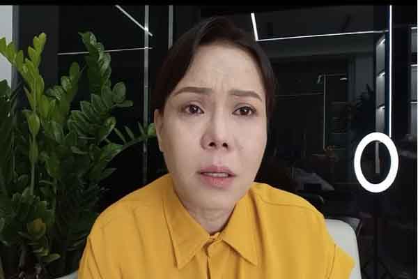 Việt Hương bật khóc khi bị xúc phạm, lăng mạ vì làm từ thiện