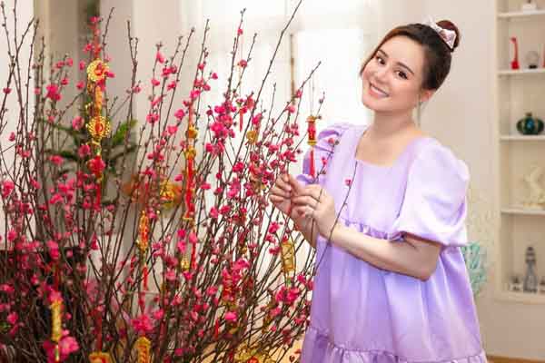 Ca sĩ Vy Oanh đón Tết ấm cúng bên gia đình