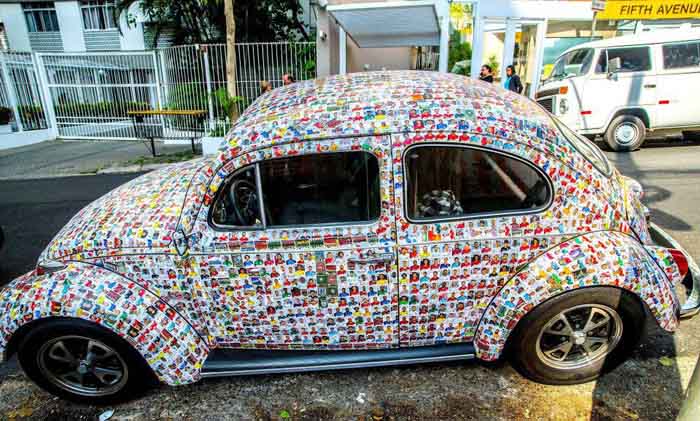 Fan trang trí xe bằng 15.000 miếng dán cầu thủ World Cup